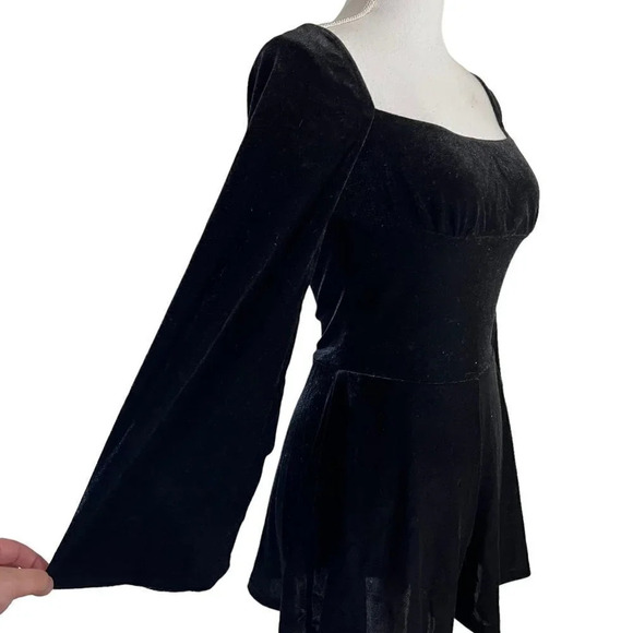Aqua NEW Black Velour Romper Size Medium Flared Long Sleeves Shorts Cocktail - Picture 4 of 7